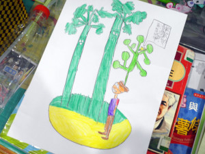 這張模仿書中插圖的畫作中,還加入了前一個故事中,麻雀對小蟲口感的描述,「軟軟的、滑滑的、蠻好吃的嘛!」